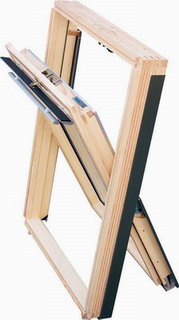 Centre pivot roof window