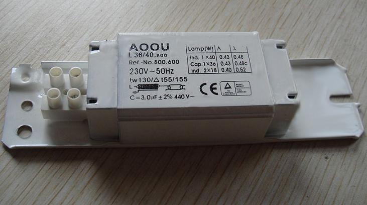 Magnetic ballasts for fluorescent lamps