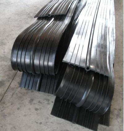 Sealing strip embedded rubber water stop belt