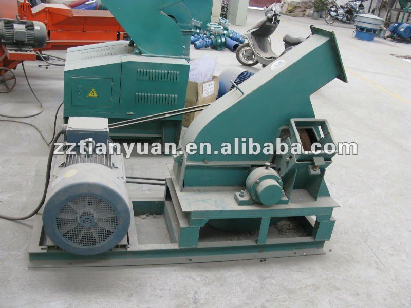 Wood chipping machine