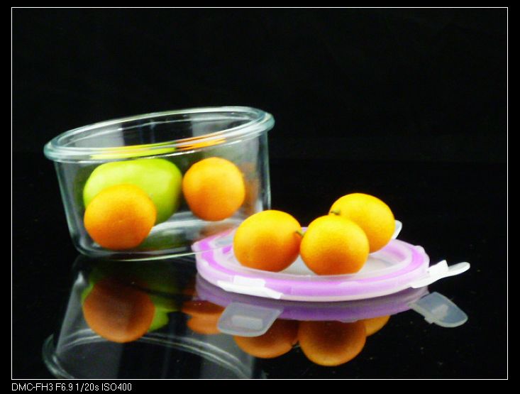 Round glass storage container for food