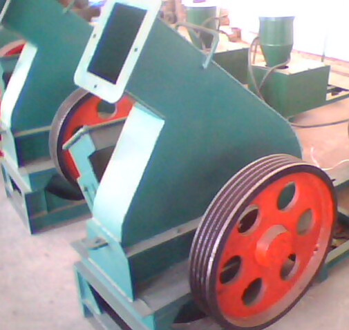 Wood chipping machine