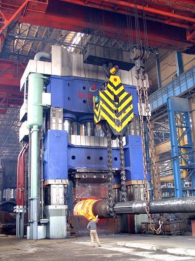 Open die forging press, with four columns