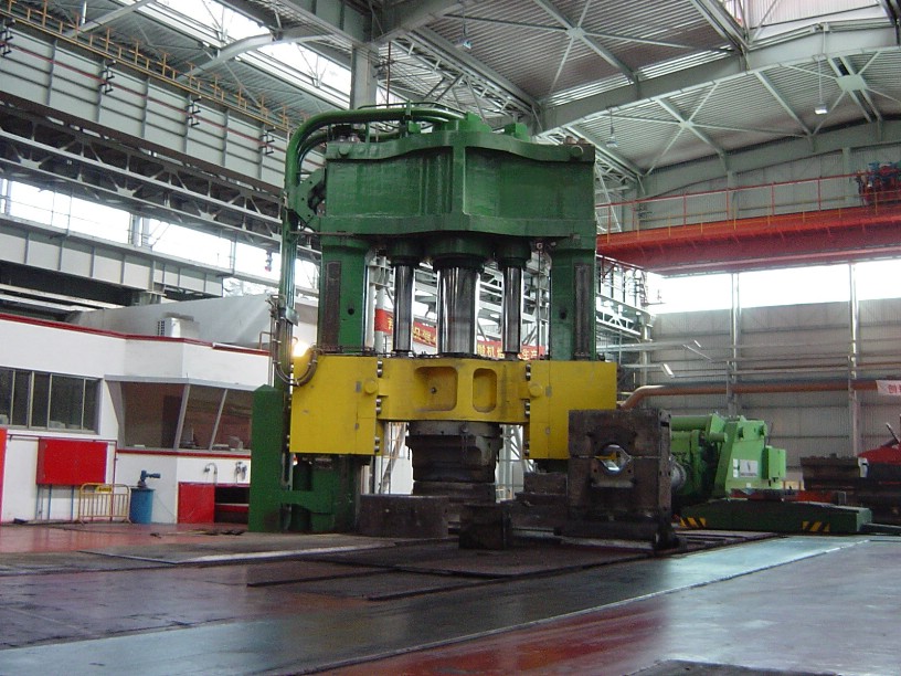 Open die forging press, with two columns