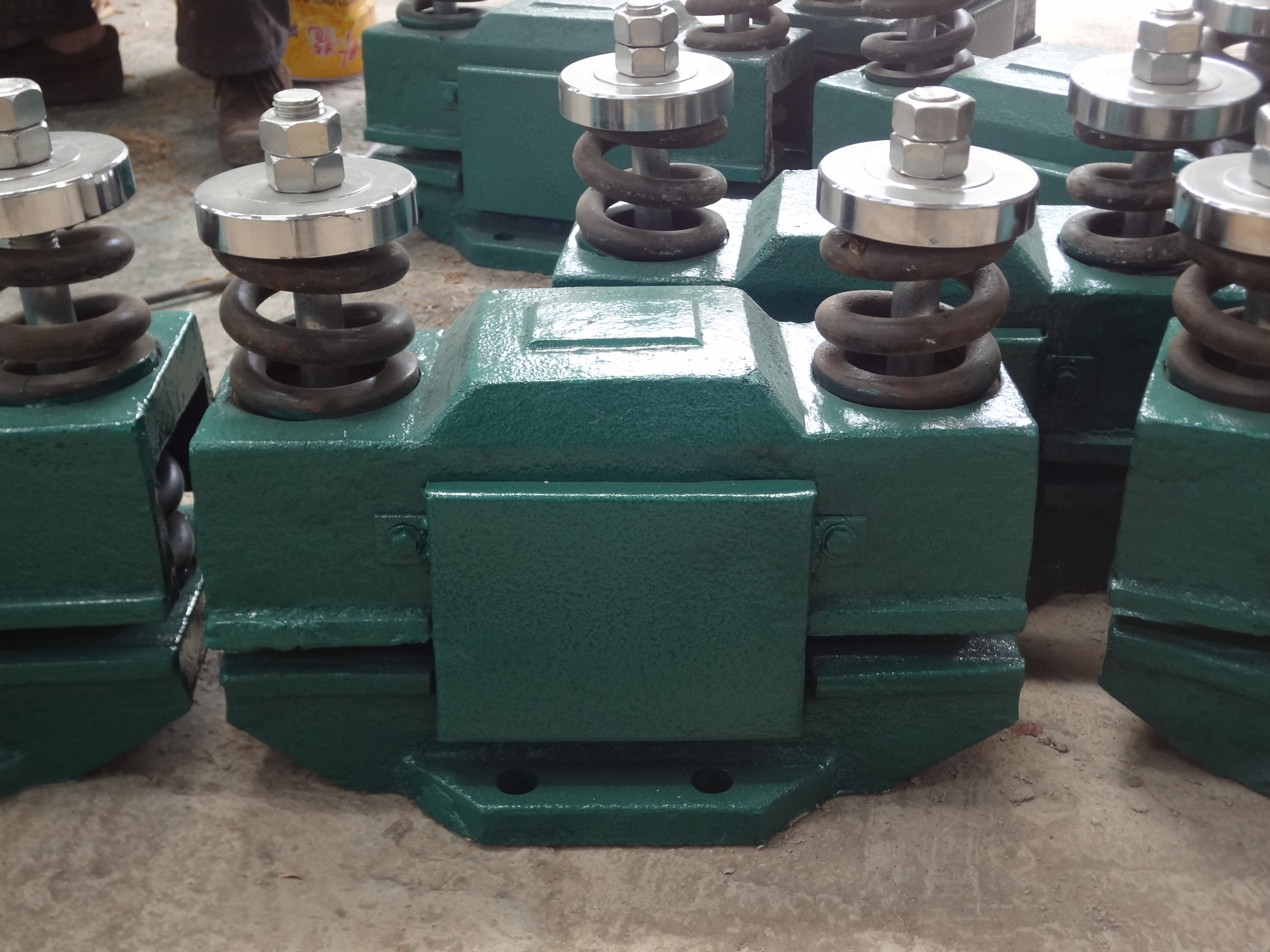 Industrial magnetic hopper silo vibrator