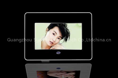 Digital photo frame