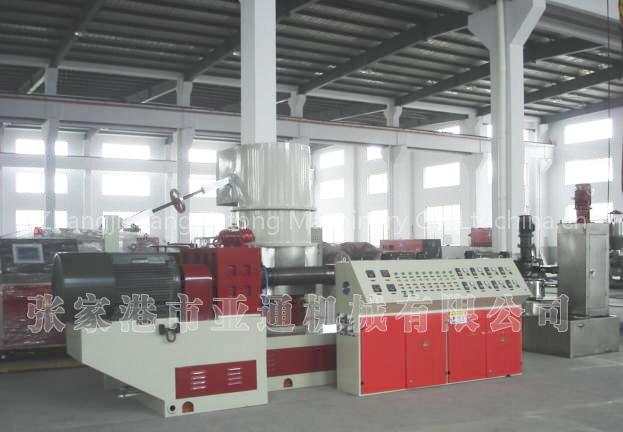 Plastic recycling and granulating production line