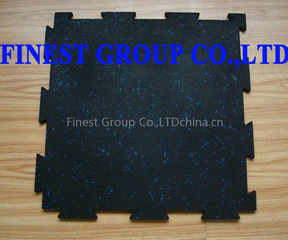 Interlocking gym tile