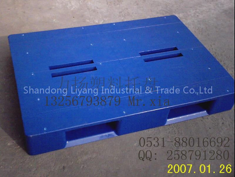 plastic pallet