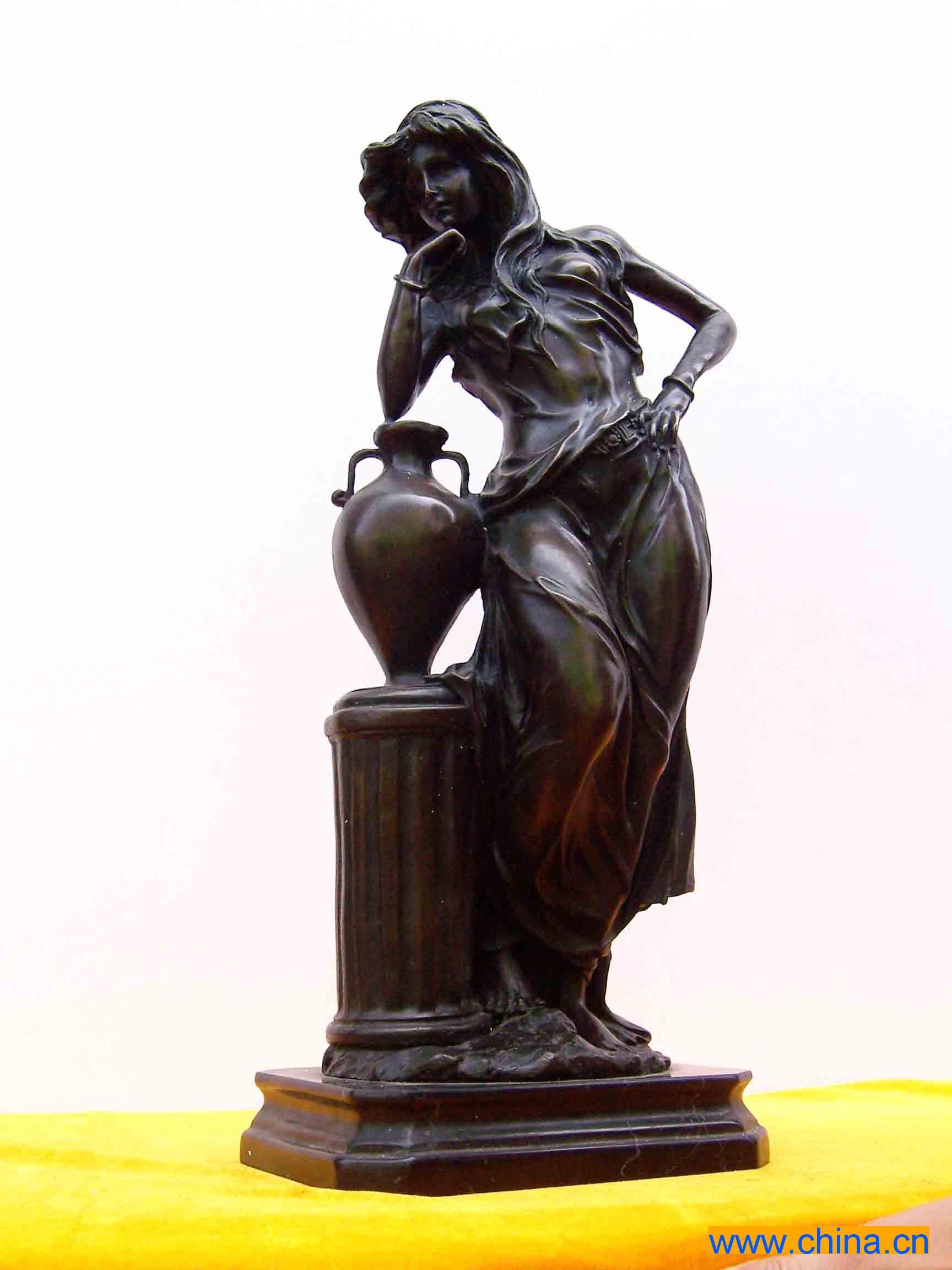 Bronze thingking statue