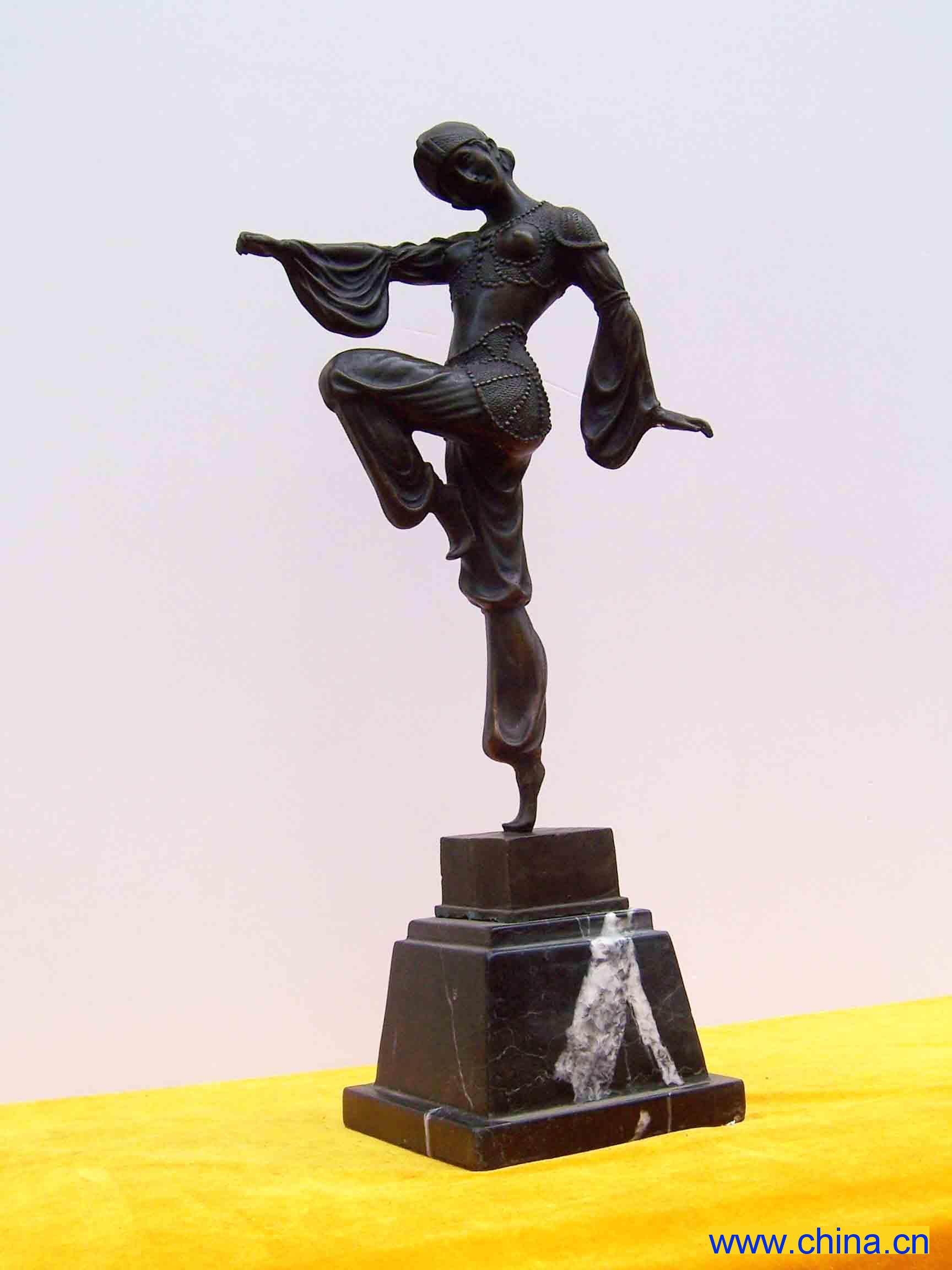 Bronze Golden Cock dance satue