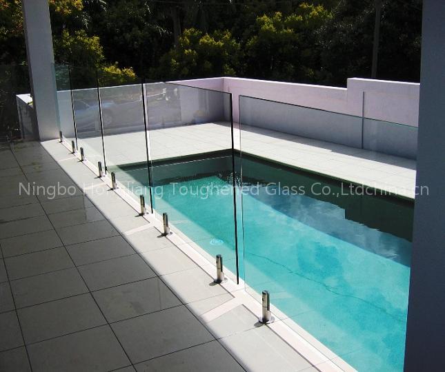 Glass pool fencing