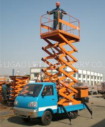 Car-carrying scissor lift
