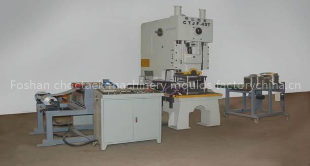 Automatic production line for aluminium foil containers