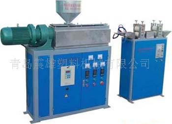 Plastics extruder