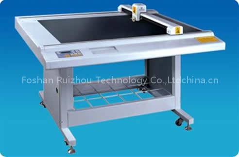 Computerized automatic pattern cutting table