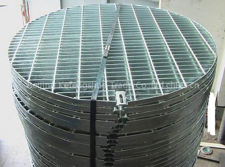 Serrated steel grating