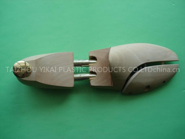Wooden shoe tree