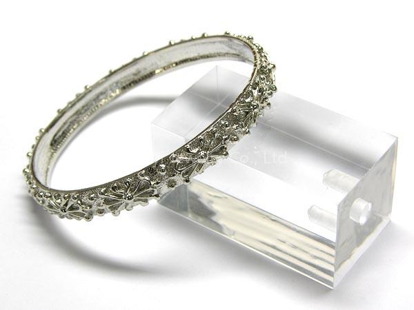 Fashionable bangle